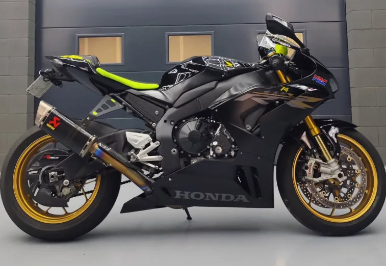 Honda CBR1000RR preparada para Superbike, vista lateral, con escape Akrapovič