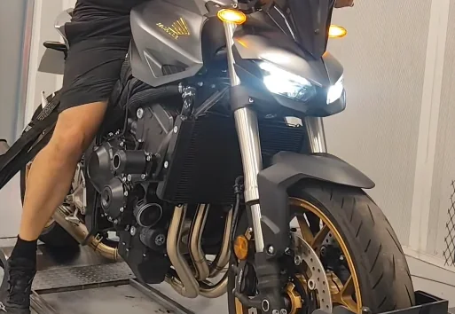 Honda Hornet 1000 sobre el banco de potencia de Soloecu