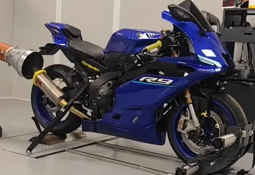 Yamaha R9 2026 azul sobre el banco de potencia de Soloecu